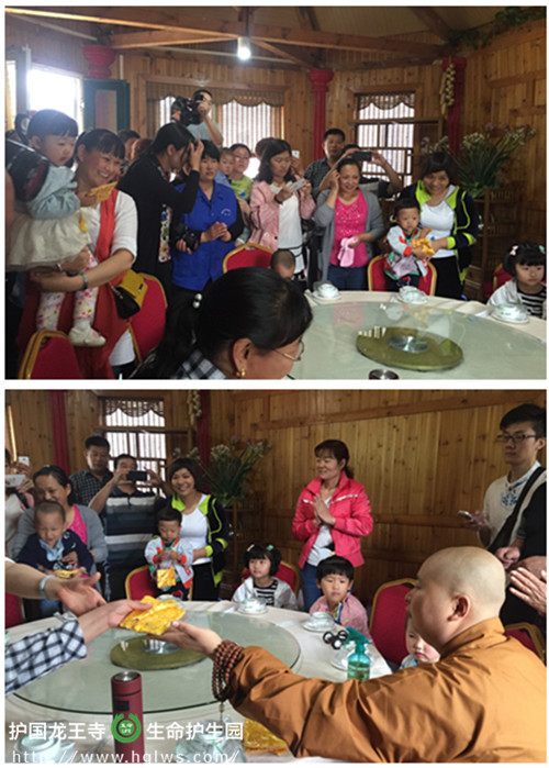 师父为素宝宝们发福袋.jpg