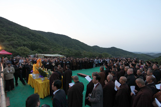 5月1日，黄梅四祖寺举行净慧长老荼毗化身窑开窑仪式。长老生前弟子、嗣法门人及信众居士千余人共同见证了这一庄严时刻。.jp