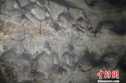 图为石窟边上的雕像