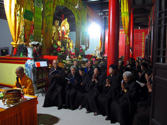 师父带领居士诵经.jpg