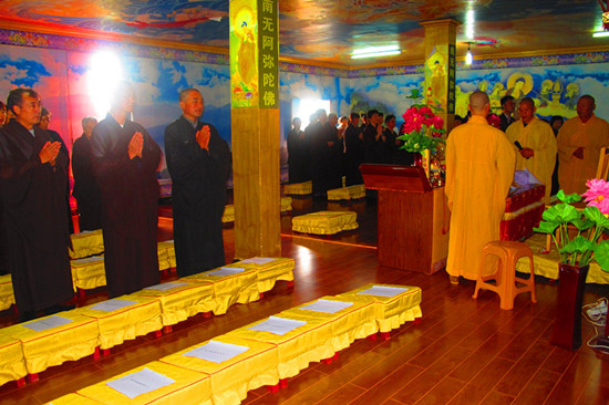 居士们虔诚受戒.jpg